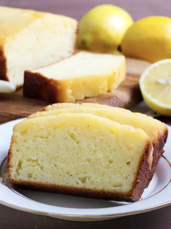 Photo d'un gâteau au yaourt et au citron sans sucre. Illustration du rendu possible en suivant l'idée de recette proposée par Mira®. La poudre de baie Miracle et la Miraculine fonctionnent bien avec ce produit.