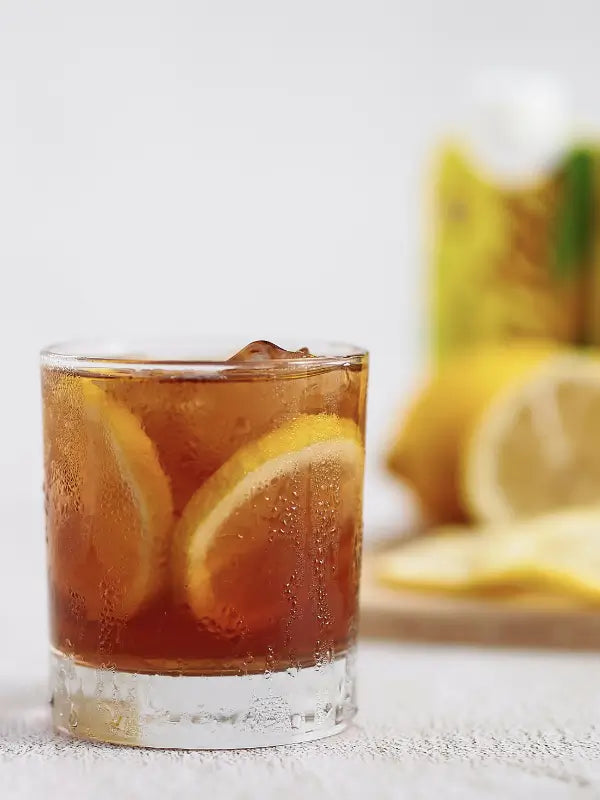 Photo d'un verre de cola maison sans sucre. Illustration du rendu possible en suivant l'idée de recette proposée par Mira®. La poudre de baie Miracle et la Miraculine fonctionnent bien avec ce produit.