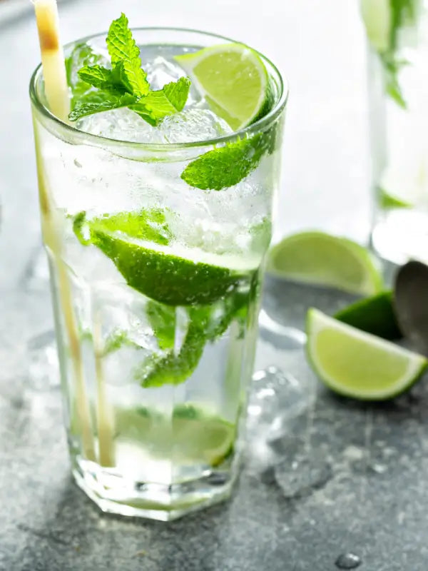 Photo d'un verre de Mojito sans sucre. Illustration du rendu possible en suivant l'idée de recette proposée par Mira®. La poudre de baie Miracle et la Miraculine fonctionnent bien avec ce produit.