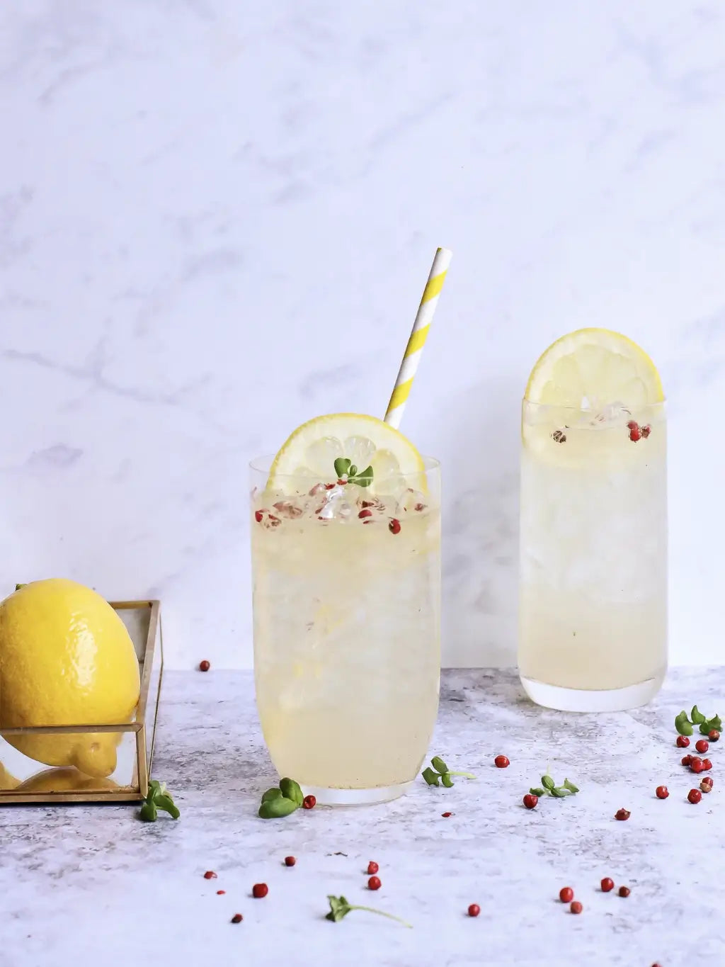 Photo d'une boisson à base de jus d'agrumes avec un citron jaune fruits illustrant les idées de recettes et les possibilités de produit à déguster avec de la poudre de Miraculine.