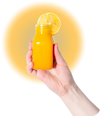 Photo d'une main tenant un jus d'agrumes avec une rondelle de citron. Exemple d'association avec la poudre de baie Miracle qui fonctionne.