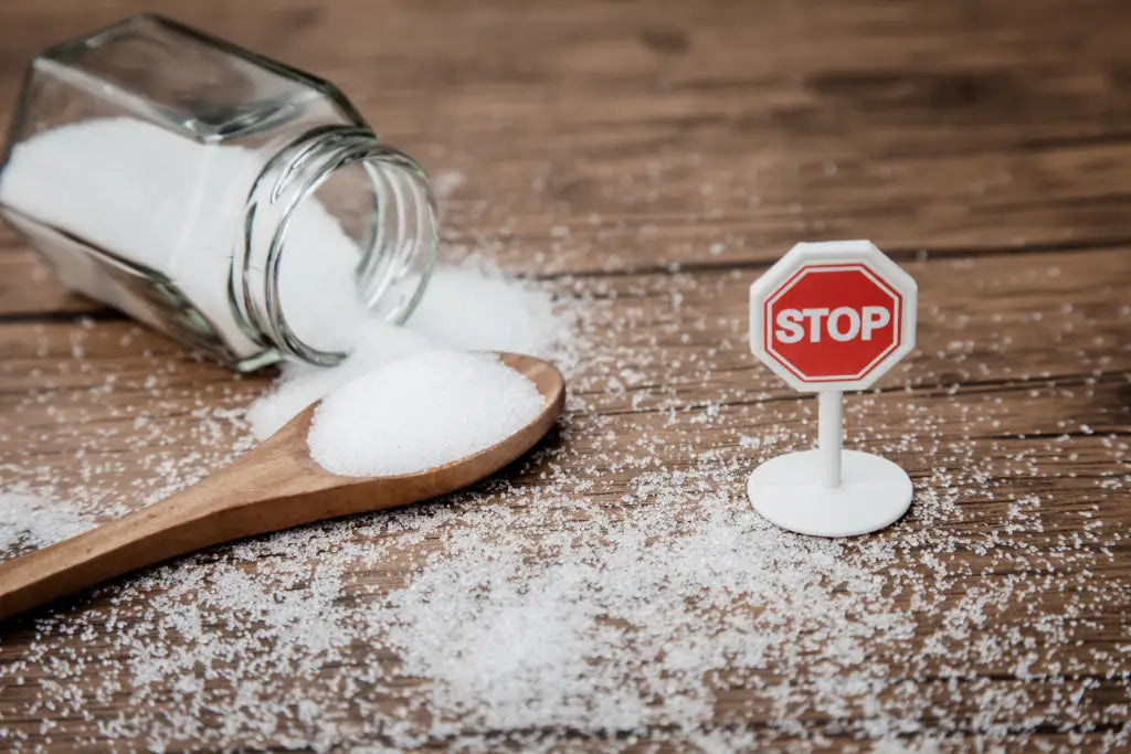Image d'un bocal de sucre renversé avec un panneau stop.