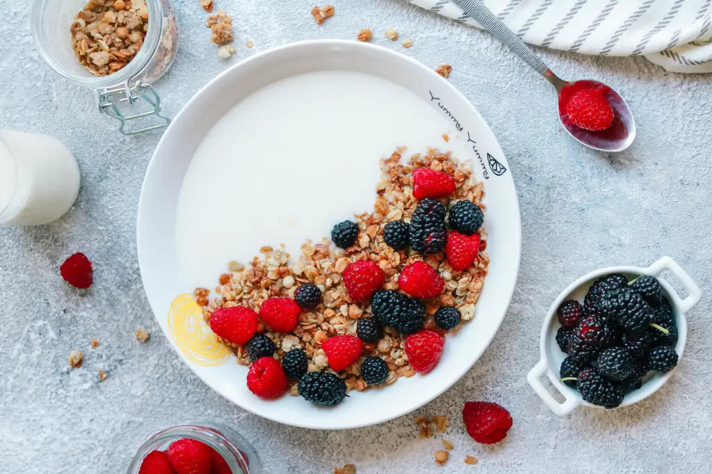 Photo d'un yaourt au muesli et aux fruits rouges illustrant les idées de recette et les possibilités de produit à déguster avec de la poudre de Miraculine.